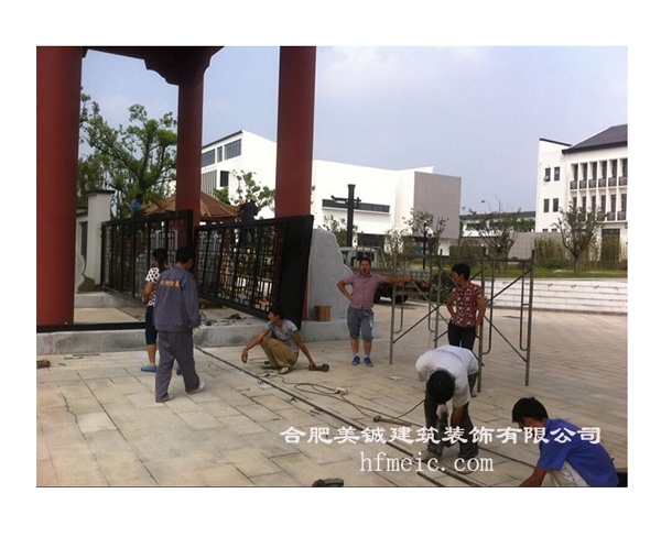 文一集團(tuán)酒廠大門施工中