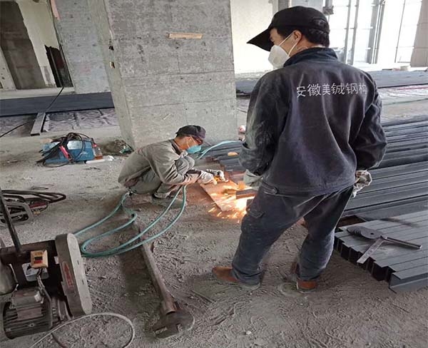 合肥寶灣國際8棟鋼混隔層施工中