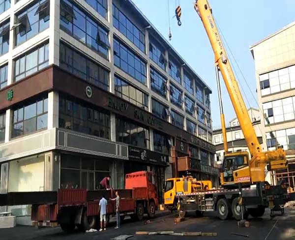 君宇酒店樓頂水箱鋼架正在吊料