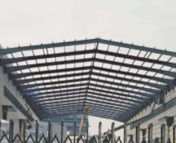 安徽新橋(強(qiáng)徽)眾霸新材料鋼結(jié)構(gòu)廠房連廊工程